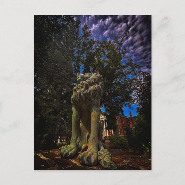 Verwitterte Steinlöwenstatue Postkarte (Vorderseite)
