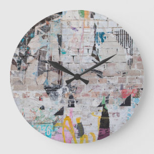 Verwitterter Backstein: Urbane Posterwand. Große Wanduhr
