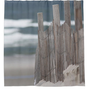 Verwitterter Zaun im Sand am Strand Duschvorhang