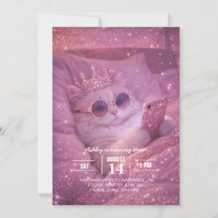 Verwöhnte Prinzessinnenkatze schreibt Nachrichten Einladung