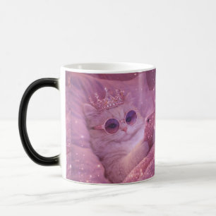 Verwöhnte Prinzessinnenkatze schreibt Nachrichten  Verwandlungstasse