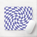 Verworfene Karos Retro Psychedelic Mousepad<br><div class="desc">Cooles,  gewölbtes,  kariertes Muster in Farbe des Jahres 2022 periwinkle blau mit einer Wohngestaltung für Schlafzimmer,  Wohnzimmer,  Küche oder tägliche Accessoires und Büroartikel für trendige Retro-Gläser. Einfache Karos in Farbe des Jahres für wenig Retro psychedelischen Stil. Schachbrett,  wirbelig und wirbelig,  Schachbretter,  Gitter in 2022 Farbe.</div>