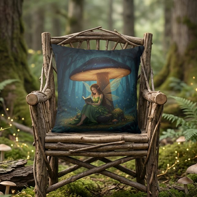 Verzauberte Nachtfee beim Lesen eines Buches Kissen (Von Creator hochgeladen)