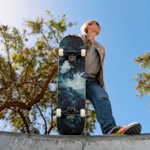 Verzauberter Nachtwald bei Vollmond Skateboard