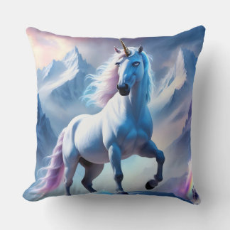 Verzaubertes Einhorn in einer verschneiten Fantasi Kissen