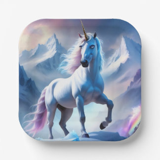 Verzaubertes Einhorn in einer verschneiten Fantasi Pappteller