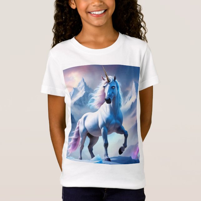 Verzaubertes Einhorn in einer verschneiten Fantasi T-Shirt (Vorderseite)