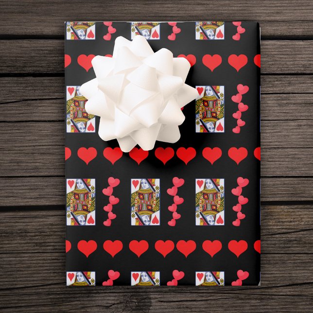 Verziert Heart Queen spielen Karte Helle rote Herz Geschenkpapier Set (Ornate Heart queen playing cards rows and clusters of bright red hearts on black gift  wrap sheets.)