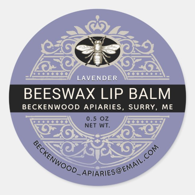 Verzierte Bienenwachs Lip Balm Heraldic Bee Lavend Runder Aufkleber (Vorderseite)