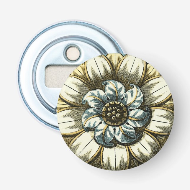 Verzierte Blumenmedaille über hellblauen Hintergru Flaschenöffner (Vorderseite)