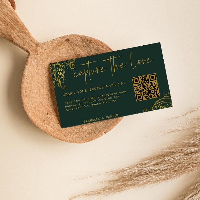 Verzierte Goldkübel erfassen den QR-Code der Liebe Begleitkarte (Von Creator hochgeladen)