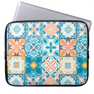 Verzierte Kacheln in Blau und Orange Laptopschutzhülle