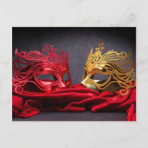 Verzierte Maskerade-Maske auf rotem Samt Postkarte