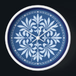 Verzierte Vintage Dekoration in Blau geblüht Wanduhr<br><div class="desc">Dieses hübsch blaue und hellblaue Design mit runder Wanduhr besticht durch ein Vintages Art Déco/Art Nouveau Design im frühen 20. Jahrhundert. Die blattähnlichen Schnörkel sind hellblau, gerahmt von einem weißen Kreis mit kleinen Quadraten, um die Zeit und eine Kante in dunkelblau. Es ist ein elegantes, verziertes zweifarbiges Design, das schön...</div>