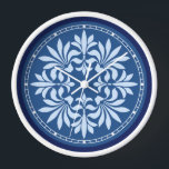 Verzierte Vintage Dekoration in Blau geblüht Wanduhr<br><div class="desc">Dieses hübsch blaue und hellblaue Design mit runder Wanduhr besticht durch ein Vintages Art Déco/Art Nouveau Design im frühen 20. Jahrhundert. Die blattähnlichen Schnörkel sind hellblau, gerahmt von einem weißen Kreis mit kleinen Quadraten, um die Zeit und eine Kante in dunkelblau. Es ist ein elegantes, verziertes zweifarbiges Design, das schön...</div>