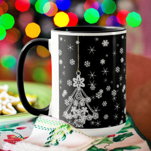 Verzierte weiße Weihnachtsbaumschneeflocken auf Sc Tasse