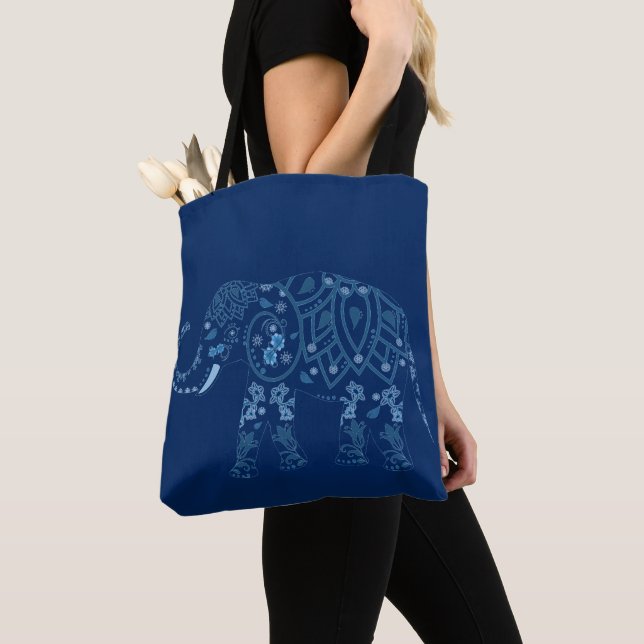 Verzierter blauer Elefant mit Muster (Von Nahem)