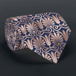 Verzierter Deko Muster Rose Gold Navy Blue Krawatte<br><div class="desc">Diese auffallende Krawatte weist ein gewagtes Deko-inspiriert Muster in Rose Gold Imitate Folie auf marineblau Hintergrund auf. Ideal für Trauzeugen in einer goldenen Hochzeit mit dem Thema Marineblau und Rose.</div>