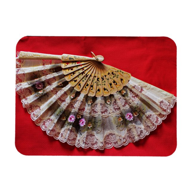 Verzierter Handheld-Lüfter auf einem roten Hinterg Magnet (Horizontal)