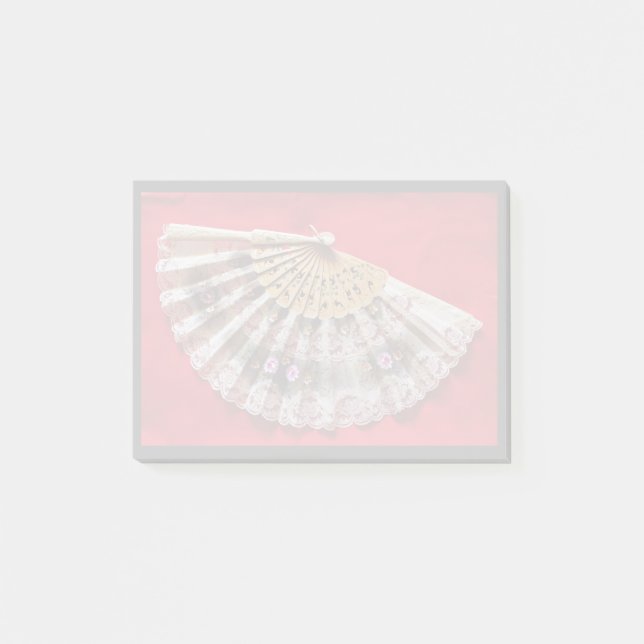 Verzierter Handheld-Lüfter auf einem roten Hinterg Post-it Klebezettel (Vorderseite)