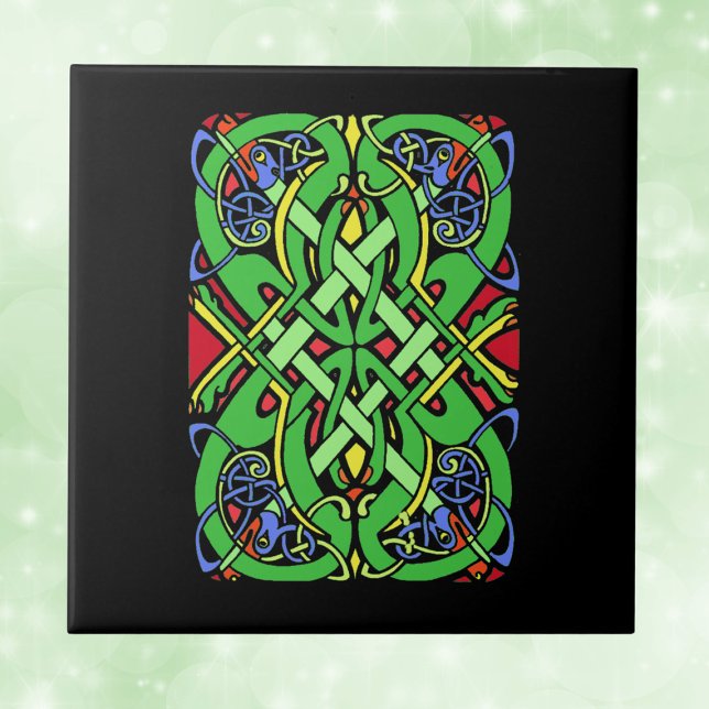 Verzierter irischer Keltenknochen Fliese (Ornate green blue red Celtic Irish Knot with snake heads on black decorative ceramic tile.)