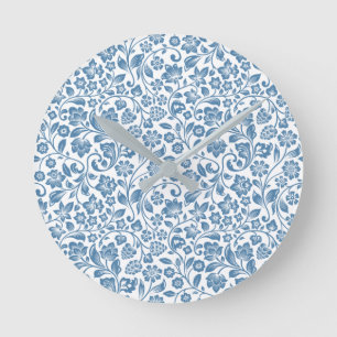 Verziertes blau-weißes Blumenrankenmuster Runde Wanduhr