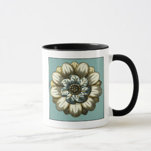 Verziertes Blumenmedaillon auf hellblauem Tasse