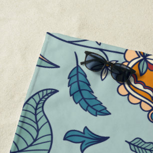 Verziertes Blumenmuster auf einem hellblauen Hinte Strandtuch