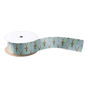 Verziertes Goldkreuz und -kette Satinband
