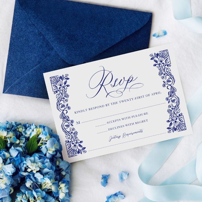 Verziertes griechisches Blumenmuster Blau Elegante RSVP Karte (Ornate Greek Floral Pattern Blue Elegant Script RSVP Card)