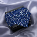 Verziertes klassisches Blaues und weißes Mittelmee Krawatte<br><div class="desc">Elegantes,  verziertes Dekor im mediterranen Stil mit einem nahtlosen Muster aus blau-weißen Ornamenten.</div>