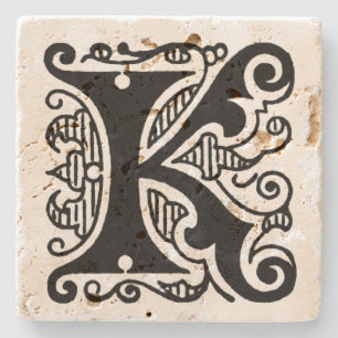 Verziertes Monogramm "K" Steinuntersetzer