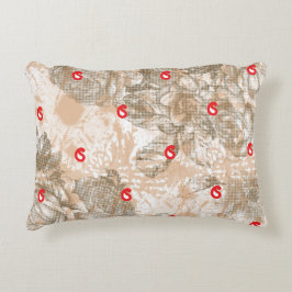 Verziertes Textildesign mit Blumenmuster in Dekokissen