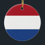 Verzierung unter der Flagge der Niederlande Keramikornament<br><div class="desc">Erleben Sie Ihren Urlaub mit holländischem Stolz mit unserem festlichen Weihnachtsschmuck unter der Flagge der Niederlande! Lassen Sie Ihre Urlaubsstimmung mit dem niederländischen Geist in unserem sorgfältig gestalteten Dekor, das mit dem lebendigen Design der niederländischen Flagge verziert ist, verzaubern. Die kühnen Farben Rot, Weiß und Blau, die in waagerechten Streifen...</div>
