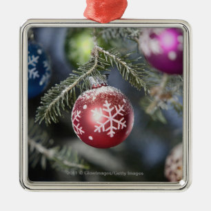 Verzierungen auf einem Weihnachtsbaum Silbernes Ornament