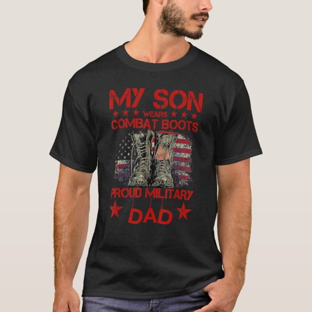 Veteran Day Mein Sohn trägt Kampfstiefel Proud Mil T-Shirt (Vorderseite)