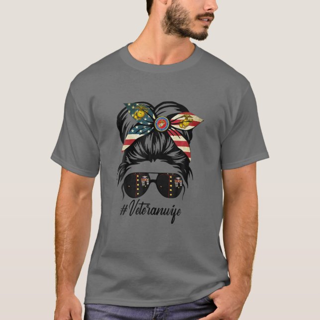 Veteran Ehefrau Military Patriotic Messy Bun Hair T-Shirt (Vorderseite)