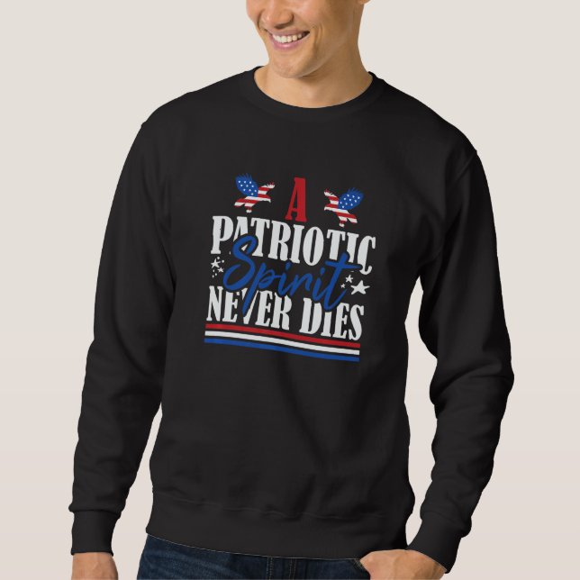 Veteran US Flag A Patriotic Spirit Never Dies   Sweatshirt (Vorderseite)