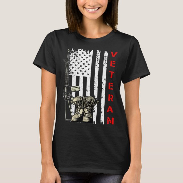 Veteran USA Flag Gun and Combat Boots US Veteran T-Shirt (Vorderseite)