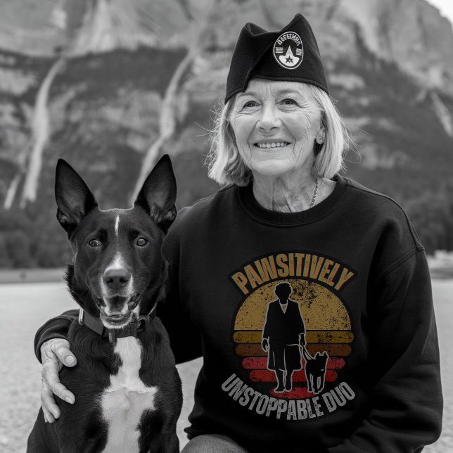 Veteran Woman und ihr Hund: Pawsitiv unaufhaltsam Sweatshirt (Von Creator hochgeladen)