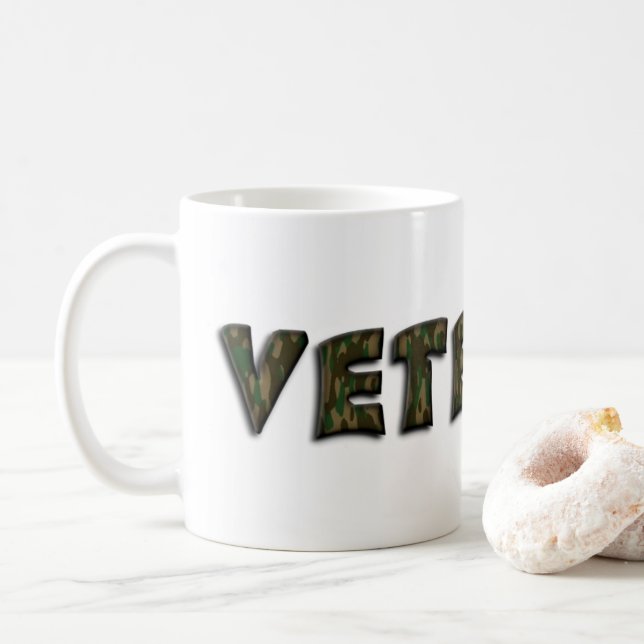 Veteran Woodland Camouflage Typografie Tasse (Mit Donut)