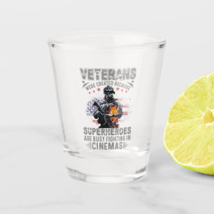 Veteranen, weil Superhelden in Cinemas beschäftig Schnapsglas