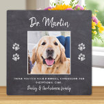 Veterinärmedizinisches Dankeschön Paw Prints Custo Fotoplatte<br><div class="desc">"Danke" an Ihren wunderbaren Tierarzt mit einer niedlichen personalisierten Foto-Plakette vom Hund! Personalisieren Sie Ihre Lieblings-Fotos mit dem Namen des Haustieres. Dieses tierärztliche Dankeschön wird ein Schatz bleiben.  COPYRIGHT © 2020 Judy Burrows,  Black Dog Art - Alle Rechte vorbehalten. Veterinärmedizinisch danke Paw Prints Custom Pet Foto Plaque</div>