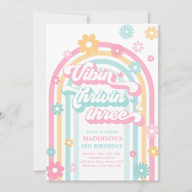 Vibin' Thrivin' Three Boho Daisy Rainbow Einladung (Vorderseite)