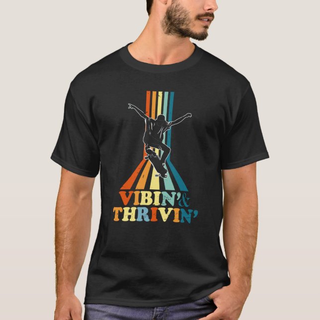 Vibin' & Thrivin' Vintage Skating Retro Skateboard T-Shirt (Vorderseite)