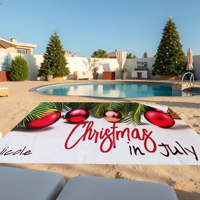 Vibrant Christmas In July Festive Palms Tropical Strandtuch (Tropical Christmas In July beach towel with palm leaves & red ornaments for festive summer fun!)