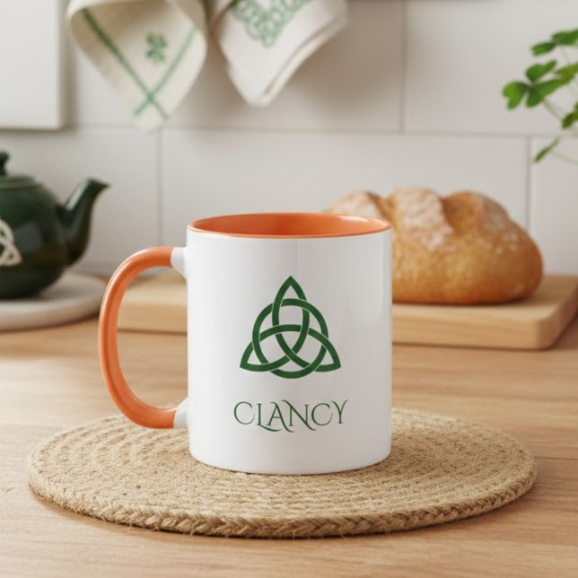 Vibrant Green Celtic Trinity Knot Family Name Tasse (Von Creator hochgeladen)