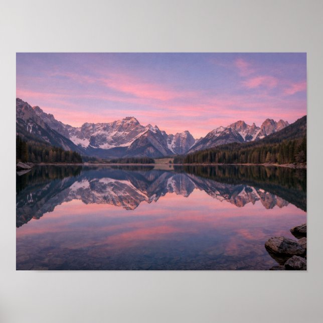 Vibrant Pink Sunset Mountain Lake Reflection Poster (Vorne)