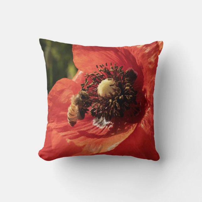 Vibrant Red Poppy and Honey Bee Throw Pillow Kissen (Vorderseite)