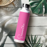 Vibrierendes Rosa und Weiß Personalisiert Trinkflasche<br><div class="desc">Diese personalisierte isolierte Flasche ist die perfekte Mischung aus modernem Stil und Funktionalität! Dieses minimalistische Design mit seinem handgeschriebenen Namen in elegantem, weißem Drehbuch auf einem lebhaften rosa Hintergrund ist stilvoll und praktisch zugleich. Ideal, um im Sommer kalte oder im Winter warme Getränke behalten, macht diese Flasche Mama ein wohlüberlegtes...</div>